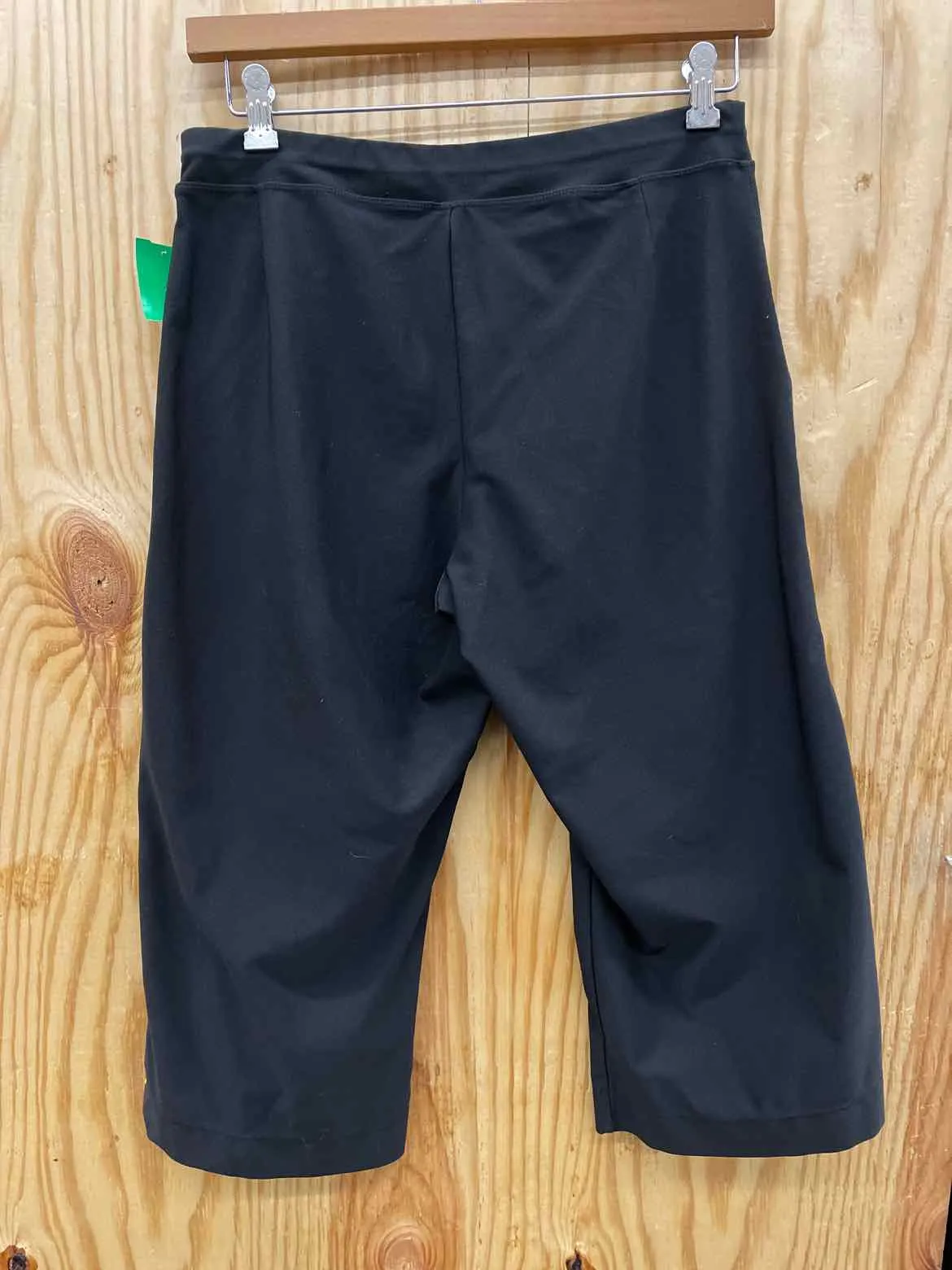 Lucy Size Medium Black Women's Capris